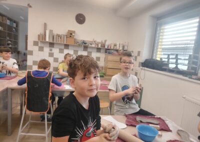 Děti tvoří keramické výrobky.