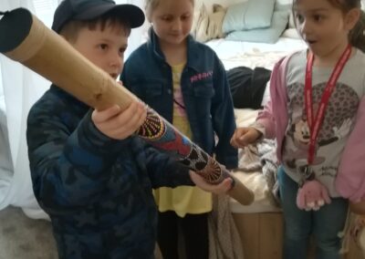 Školní družina na návštěvě v terapeutickém centru.