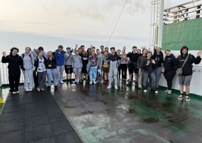 Lodí přes kanál La Manche.
