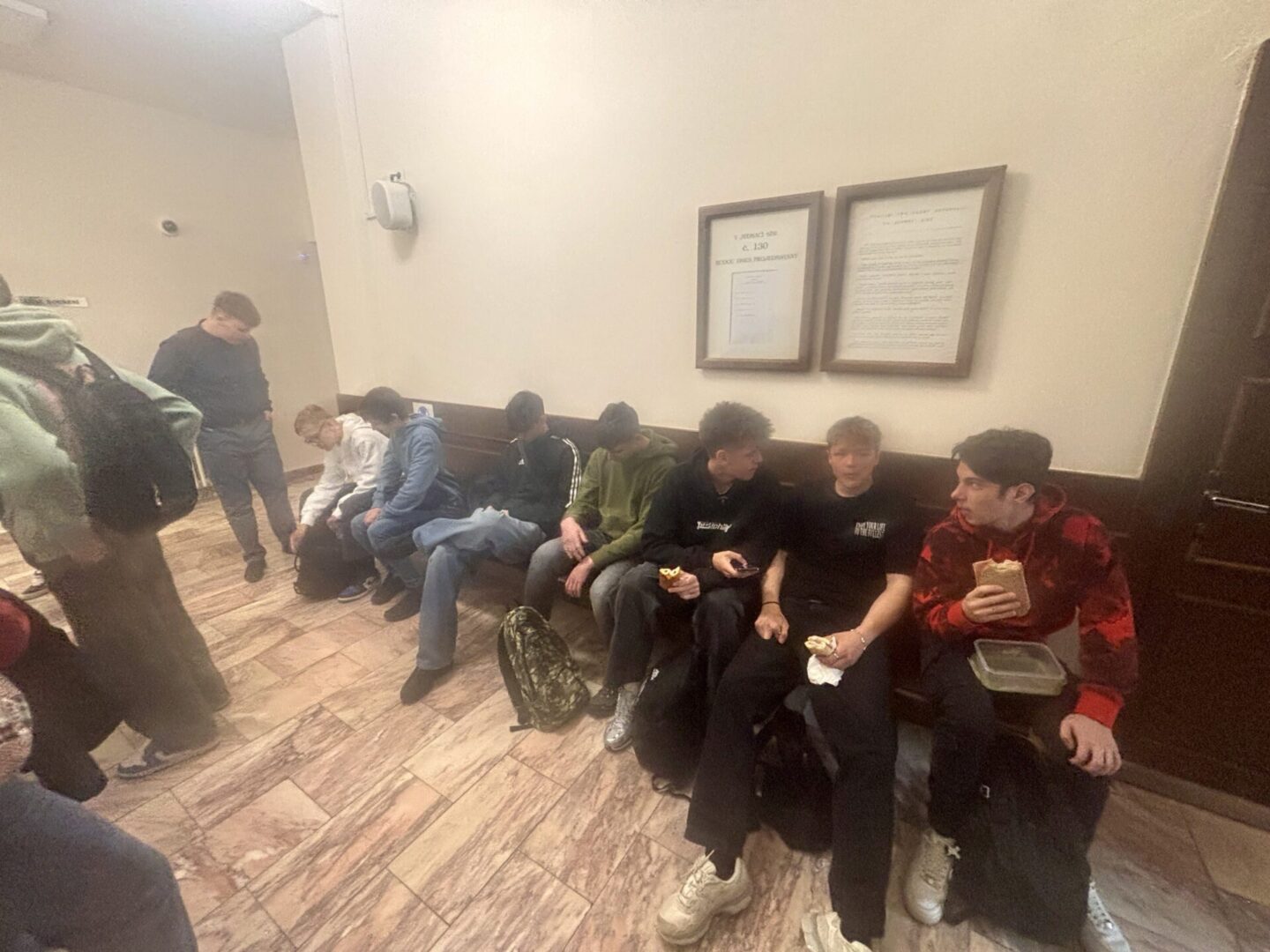 Deváťáci na exkurzi u Okresního soudu v Břeclavi.