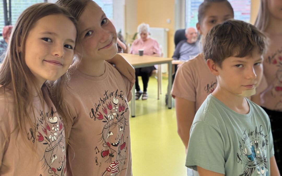 Děti rozdávaly radost seniorům
