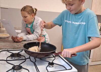 Děti vyrábí modelínu.